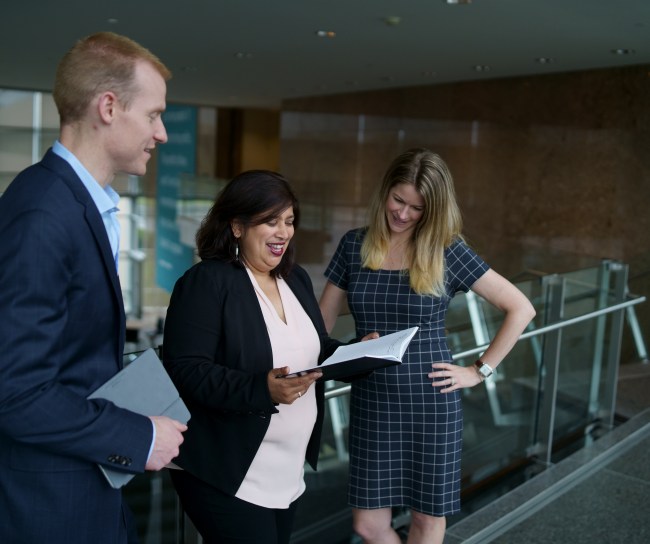 Employés discutant dans le couloir en rigolant