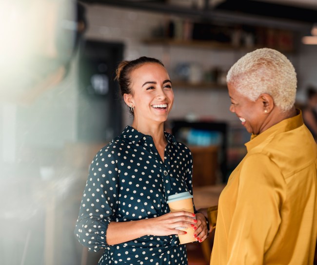Des employés rigolant pendant une pause déjeuner